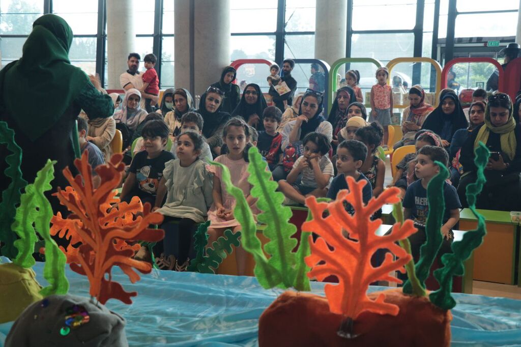 نمایش «ماهی رنگین‌کمان» در باغ کتاب تهران اجرا شد
